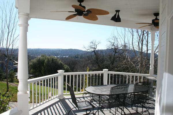 Enjoy the Panoramic Lake View while you Dine!