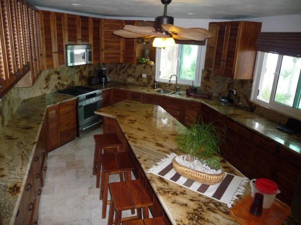 Spacious kitchen with breakfast bar