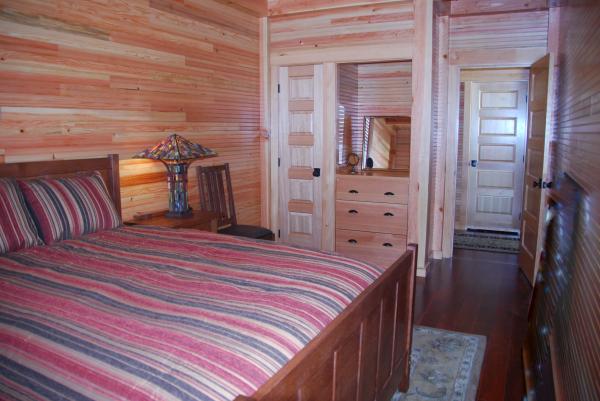 Main flr bdrm w/ queen bed and bath acrss the hall