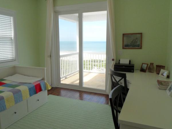 Office on third floor with full size daybed.