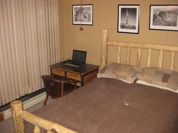 Bedroom 4 with Table