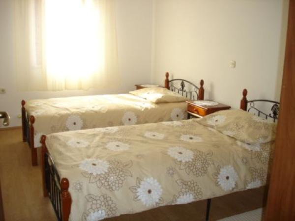 Sleeping room with 2 single beds 