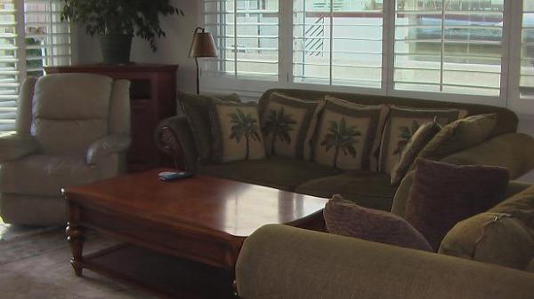 Large living room with entertainment ctr, 