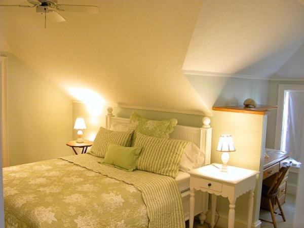 1 Queen Bedroom With Small Office Area