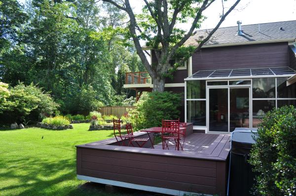 Private & peaceful backyard, backs up to park