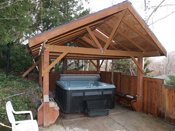 Outdoor Hot Tub (under gazebo)