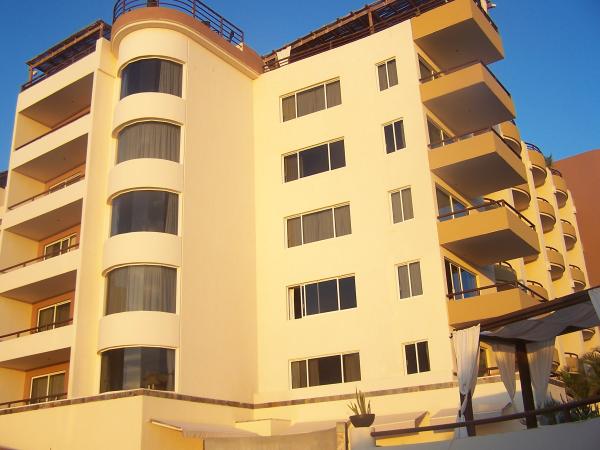 CVR Bldg @ Ctr Of Resort w Both Balocnies