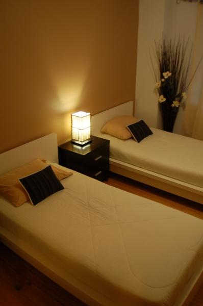 bedroom 2 with 2 single beds