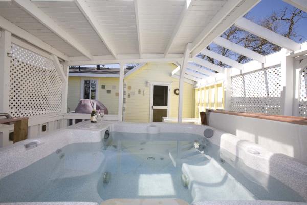 French Country Cottage  private hot tub
